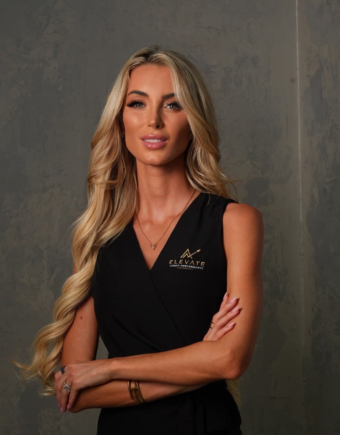 Alice Veglio, founder di Elevate, ritratto verticale su fondo scuro